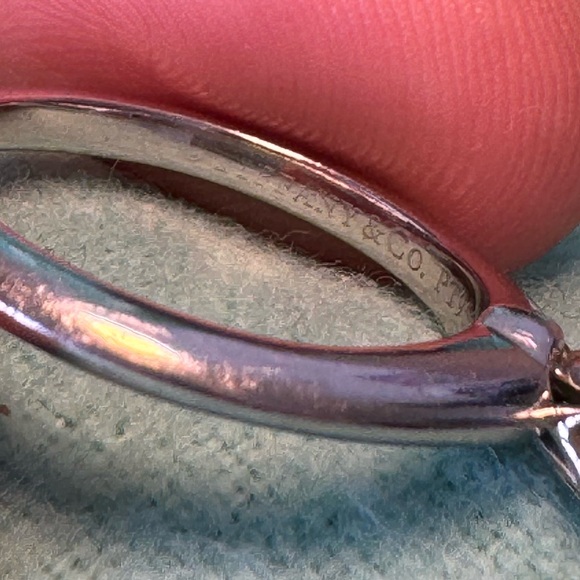 Platinum w/ diamond Tiffany & Co classic and timeless engagement ring - Picture 10 of 13